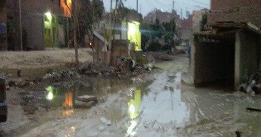 صحافة المواطن.. تحول شوارع قرية ناهيا بالجيزة إلى برك طينية بسبب مياه الصرف