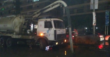 بالصور.. سيارات لشفط مياه الأمطار تنتشر بشوارع العاصمة