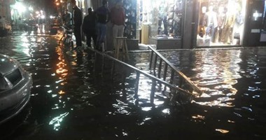 بالصور.. الأمطار تصيب طنطا بالشلل التام.. وتوقف السيارات بسبب غرق الأنفاق.. ومصرع طالب بعد لمسه أحد أعمدة الإنارة.. والمحافظ يتفقد أعمال شفط وتصريف المياه