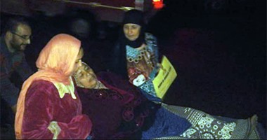 صحافة المواطن..نقل سيدة مصابة بكفر الدوار بسرير لإجراء أشعة وسط المطر