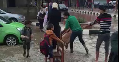 صحافة المواطن.. استخدام المقاعد للعبور بمياه الأمطار بكفر الشيخ