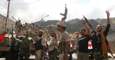مقتل 2 وإصابة 5 آخرين فى قصف لميليشيات الحوثى وصالح باليمن