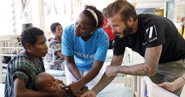 بالصور.. بيكهام يزور مستشفى على جبل هاغن بـ"غينيا" لمساعدة الأطفال من سوء التغذية