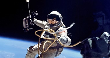 تفاصيل قيام أول رائد فضاء أمريكى بالسير فى الفضاء
