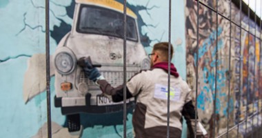 بعد ربع قرن من إزالته.. بالصور: رسومات جرافيتى تخلد ذكرى هدم جدار برلين