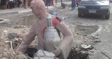 بالصور.. سقوط تمثال العرقسوس غرب الإسكندرية بسبب الأمطار