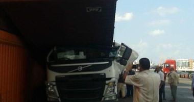 صحافة مواطن.. سقوط حاويه على سيارة مقطورة بميناء الإسكندرية