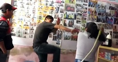 امرأة بيروفية تضرب زوجها بالسوط على الملأ بسبب خيانته لها