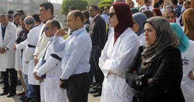 وقفة لأطباء السويس أمام المستشفى العام للمطالبة بمحاكمة أمناء شرطة المطرية