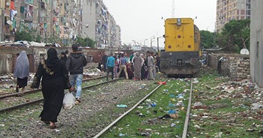 بالصور.. أهالى المتراس بالإسكندرية يفتحون طريق قطار مطروح بعد وصول عربات الصرف