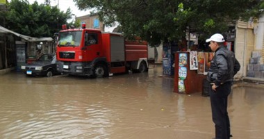 بالصور.. إزالة مياه الأمطار من شوارع فوه فى كفر الشيخ