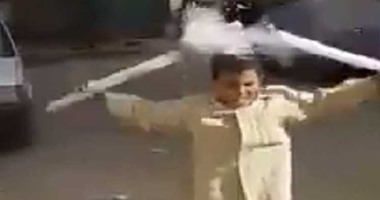 صحافة مواطن: بالفيديو.. تلاميذ بالفيوم يكسرون لمبات زجاجية على رؤوسهم