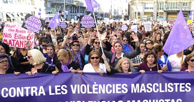 بالصور.. مسيرة كبيرة فى مدريد احتجاجا على العنف المنزلى فى إسبانيا