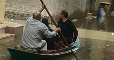 صحافة مواطن.. أهالى بإدكو يستقلون قارب بعد غرق الشوارع بمياه المطر