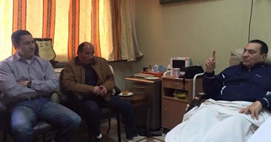 مؤيدو مبارك يتداولون أحدث صورة له مع نجله علاء داخل مستشفى المعادى