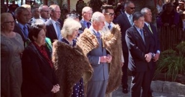 الأمير تشارلز وزوجته يرتديان زى "الماورى" خلال زيارتهما نيوزيلندا