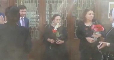 بالفيديو..سيدات يحملن الورود أمام سفارة روسيا للعزاء فى ضحايا الطائرة 