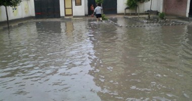 بالصور.. تعطل الدراسة بمدرسة المهاجرين بالإسكندرية بسبب مياه الأمطار