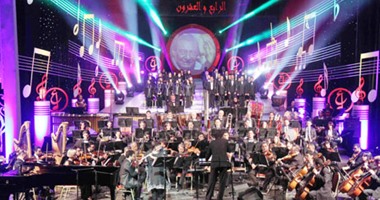 بدء ختام "الموسيقى العربية" وإيناس عبد الدايم تسلم حلمى النمنم درع المهرجان