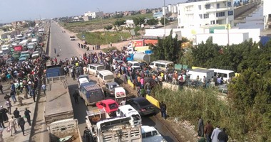 أهالى العامرية يعاودون قطع طريق الإسكندرية لانقطاع المياه منذ 5 أيام