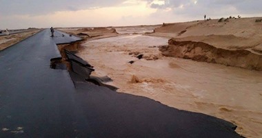 "صحافة المواطن".. قارئ يشارك صورا لتدمير طريق الضبعة فى مطروح بسبب السيول