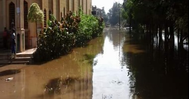 "صحافة المواطن":بالصور..أهالى "دربك" بدمنهور يسحبون مياه الأمطار المتراكمة