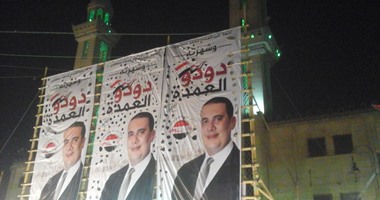 بالصور.. مرشح بالمطرية يعلق لافتات الدعاية الانتخابية على واجهة مسجد
