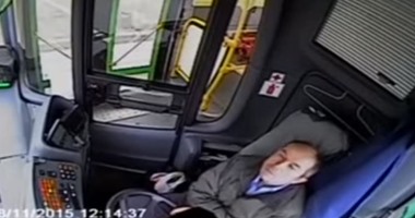بالفيديو.. سائق روسى يغلبه النوم ويتسبب فى حادث مروع على الطريق السريع
