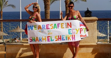 سياح روس فى شرم الشيخ يرفعون لافتة: نحن آمنون بمصر