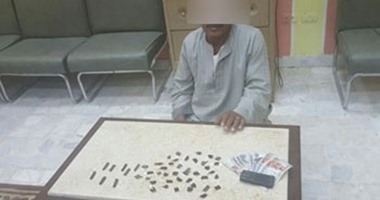 مباحث أبو سمبل بأسوان تضبط مسجل بحوزته 40 لفافة أفيون