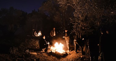 مهاجرون يعانون برد الليل فى جزيرة ليسبوس اليونانية