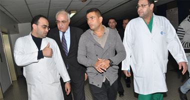 بالصور.. عمرو دياب يزور المصابين فى حفله الغنائى 
