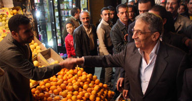 عمرو موسى يصلى العشاء بمسجد الخازندارة.. ويخطب بكنيسة مارجرجس