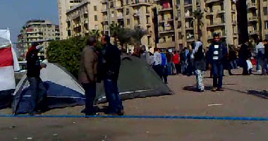 حبال زرقاء تحيط بميدان التحرير استعداداً لمليونية الغد