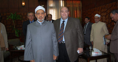شيخ الأزهر يوجه الدعوة لعماد أديب لحضور مؤتمر لتفعيل وثيقة الأزهر 