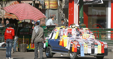 مشادات بين الباعة الجائلين وأحد الشباب بسبب معاكسة فتاة فى التحرير