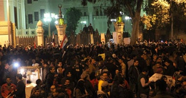 بالصور.. متظاهرون يتوافدون على متحف الثورة أمام قصر الاتحادية 