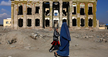 المرأة الأفغانية ما بين مطرقة الحكومة وسندان طالبان.. صحفيات أفغانيات: الدستور والقوانين التى تكفل للمرأة حقها "حبر على ورق"..والموروثات الثقافية أكثر تأثيرًا من الدين..والحكومة لا تعترف بهن كمواطنات