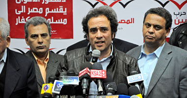 عمرو حمزاوى قبل الاستفتاء بدقائق: التصويت بـ"لا" استقرار لمصر