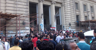 وصول مسيرة شرق المدينة لتنضم إلى الآلاف أمام المجلس المحلى بالإسكندرية