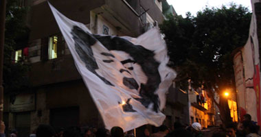 أصدقاء "جيكا" يضيئون الشموع بمكان استشهاده فى ذكرى ميلاده