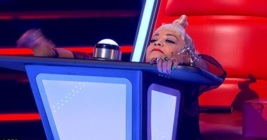 بالصور.. ريتا أورا تقع أثناء جلوسها على الكرسى ببرنامج "The Voice"