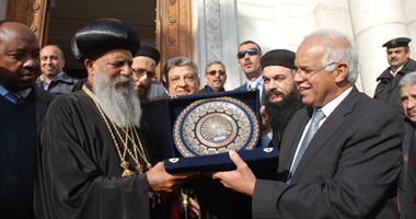 جلال السعيد يهدى درع محافظة القاهرة لبطريرك الكنيسة الإثيوبية