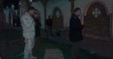 نجل "المشير عامر" ينشر صورة رجال أمن يصلون أمام كنيسة.. ويعلق:بس فى مصر