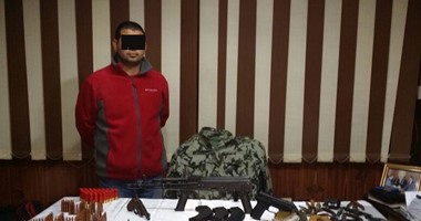 سقوط مدير محل بحوزته 42 قطعة سلاح وكمية من مخدر الفودو بعابدين