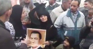 بالفيديو..منتقبة تكشف وجهها لالتقاط صورة مع “مبارك”: “النقاب مش هيمنعنى عنه”