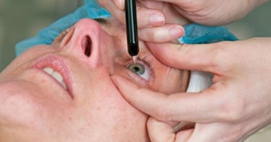 استخدام "شاشة عرض رأسية" بدلا من الميكروسكوب فى جراحات العيون