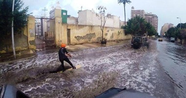 تداول صور لشخص يمارس رياضة التزحلق على الماء بشوارع الإسكندرية