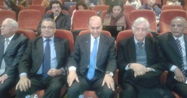 مهاب مميش للمراسلين الأجانب: طرح مشروعات قناة السويس بمؤتمر مارس