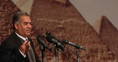 وزير الآثار يتفقد مسرح العبد بعد ردمه فى الإسكندرية